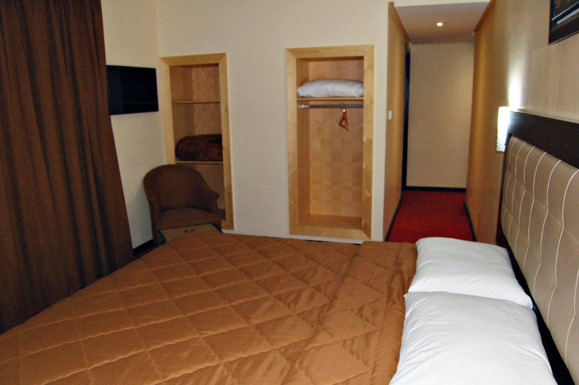 Al Akhawayn Hotel Oujda Buitenkant foto