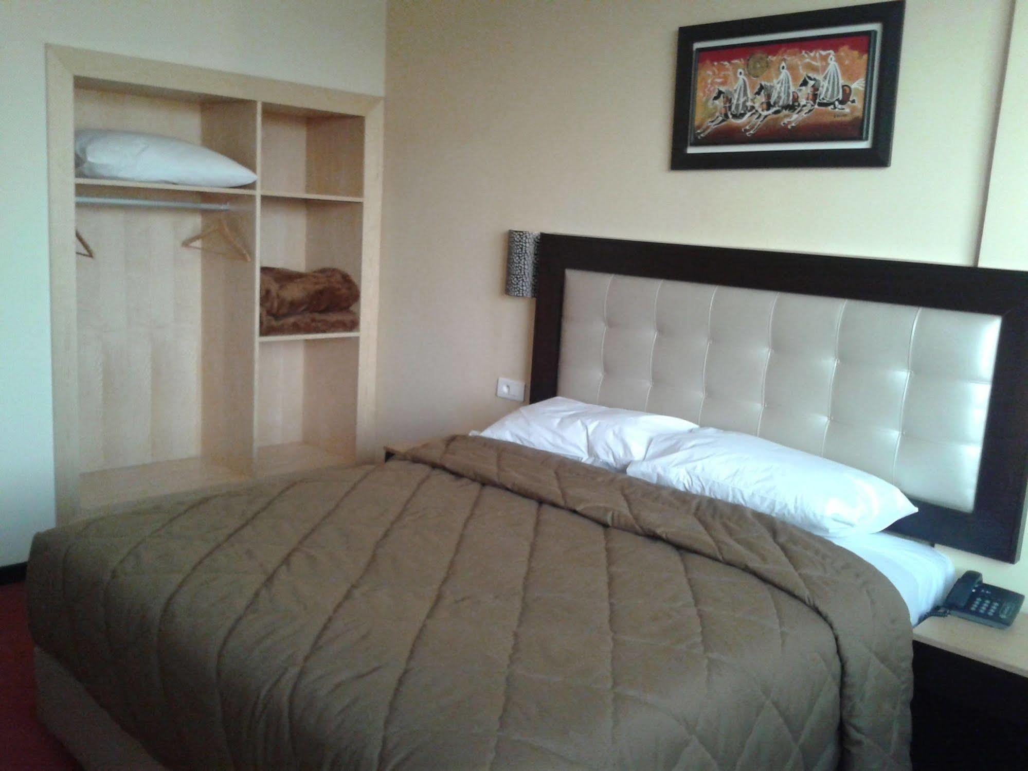 Al Akhawayn Hotel Oujda Buitenkant foto